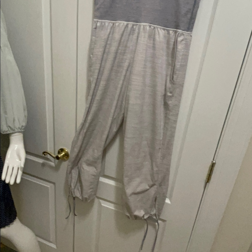 Lululemon beautiful lose yoga pants with the stretchy belt perfect condition